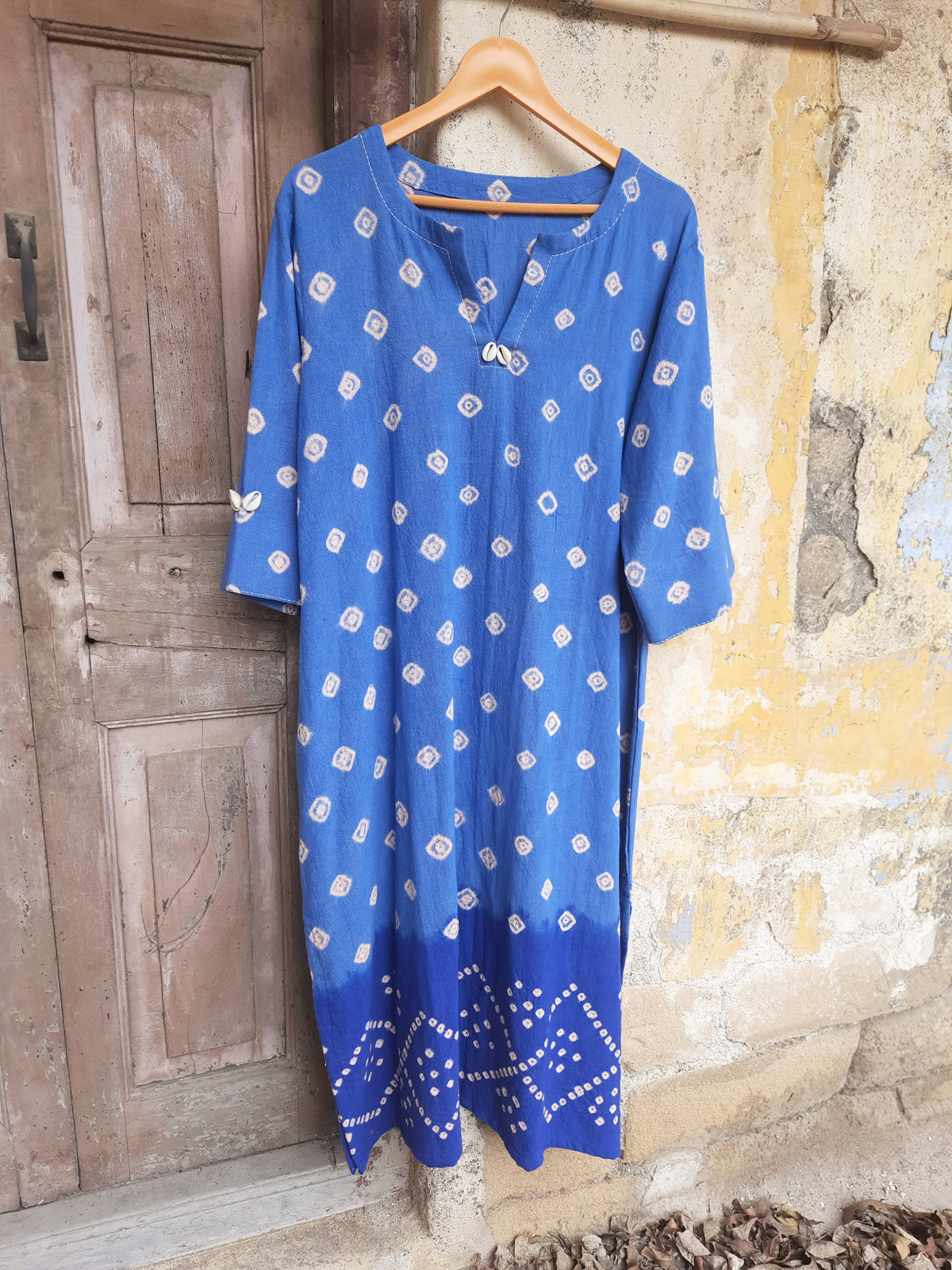 Oversized Bandhani kurta crafted in hand spun and handwoven organic cotton, featuring hand tie dyed patterns, subtle cowrie shell accents and short side slits. Breathable, slow made and handcrafted kurta designed for relaxed everyday wear in India.