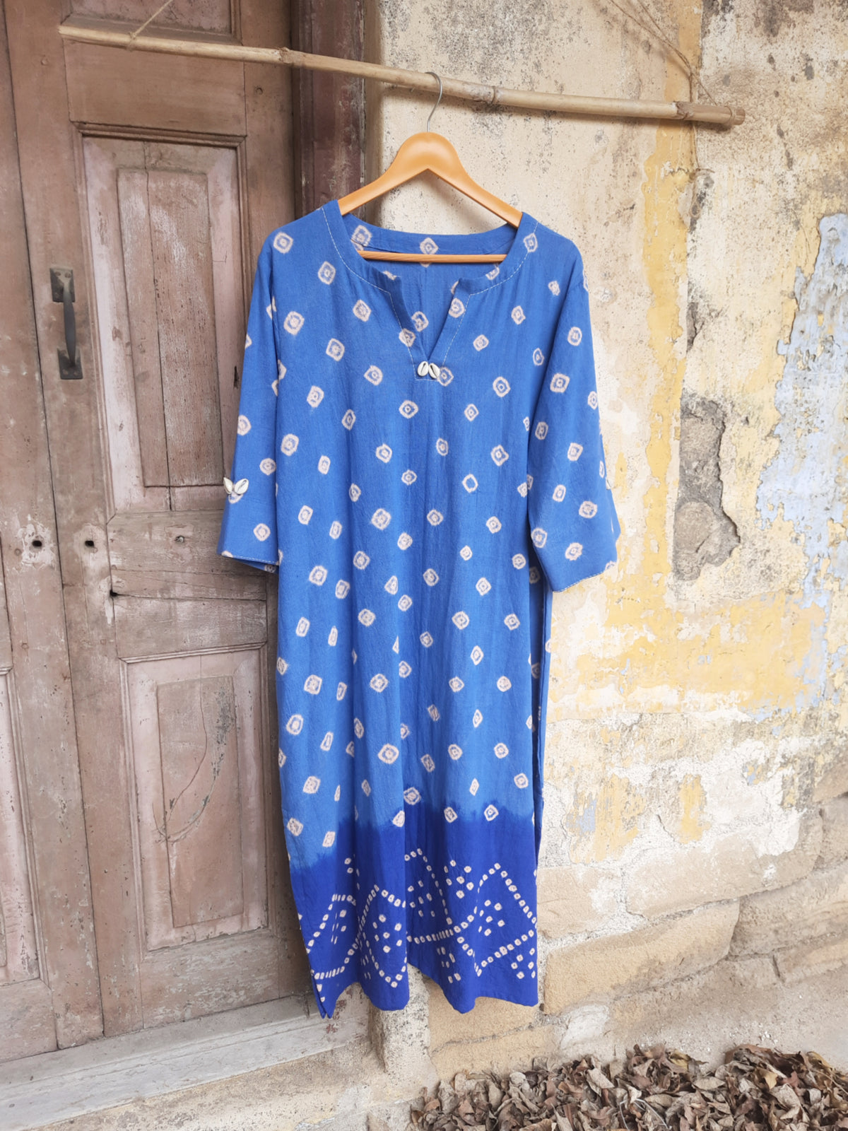 Oversized Bandhani kurta crafted in hand spun and handwoven organic cotton, featuring hand tie dyed patterns, subtle cowrie shell accents and short side slits. Breathable, slow made and handcrafted kurta designed for relaxed everyday wear in India.