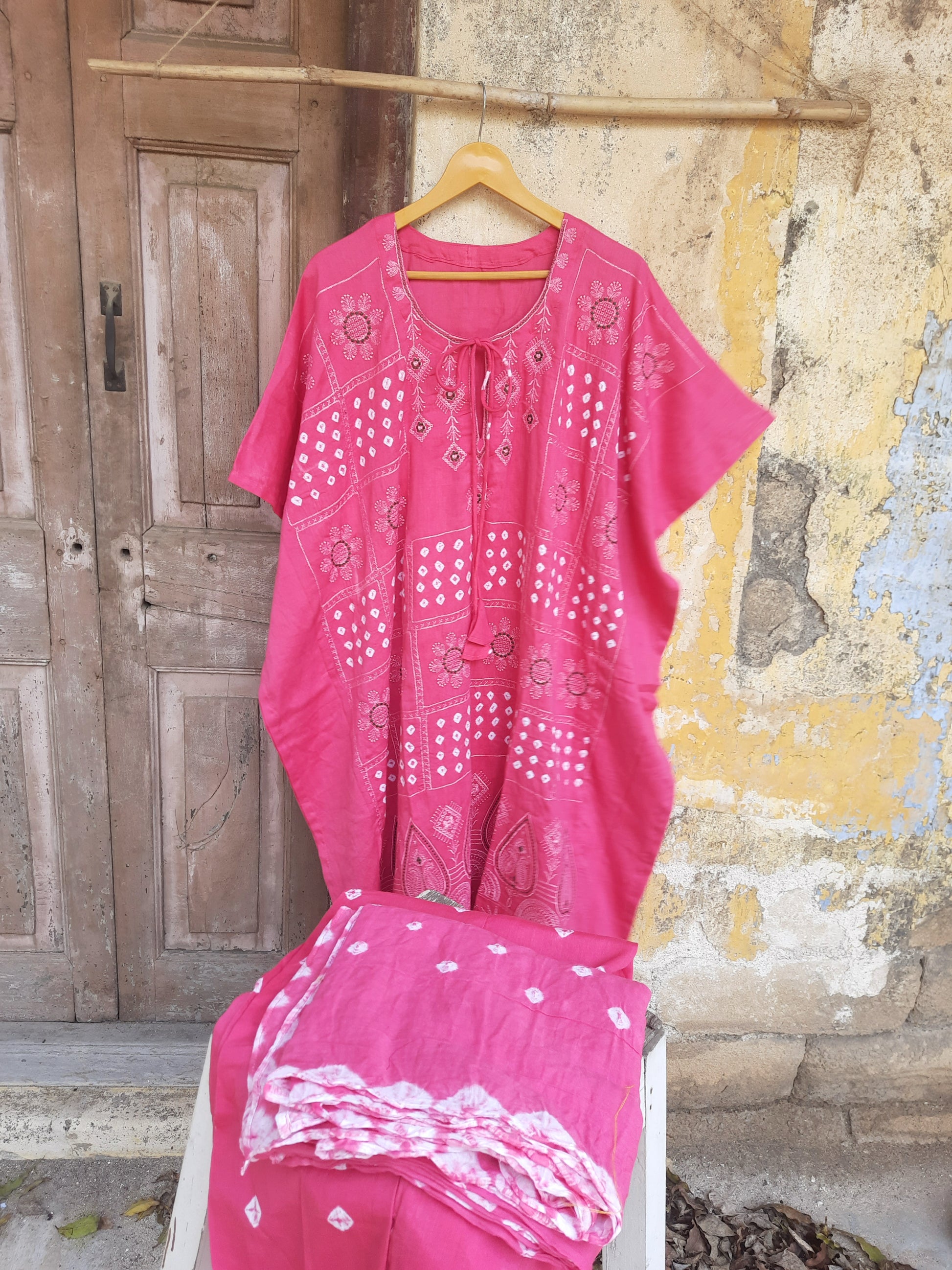 Pink Bandhani embroidered three-piece set with kaftan, elasticated pants & dupatta in cotton satin by Turquoisethestore.