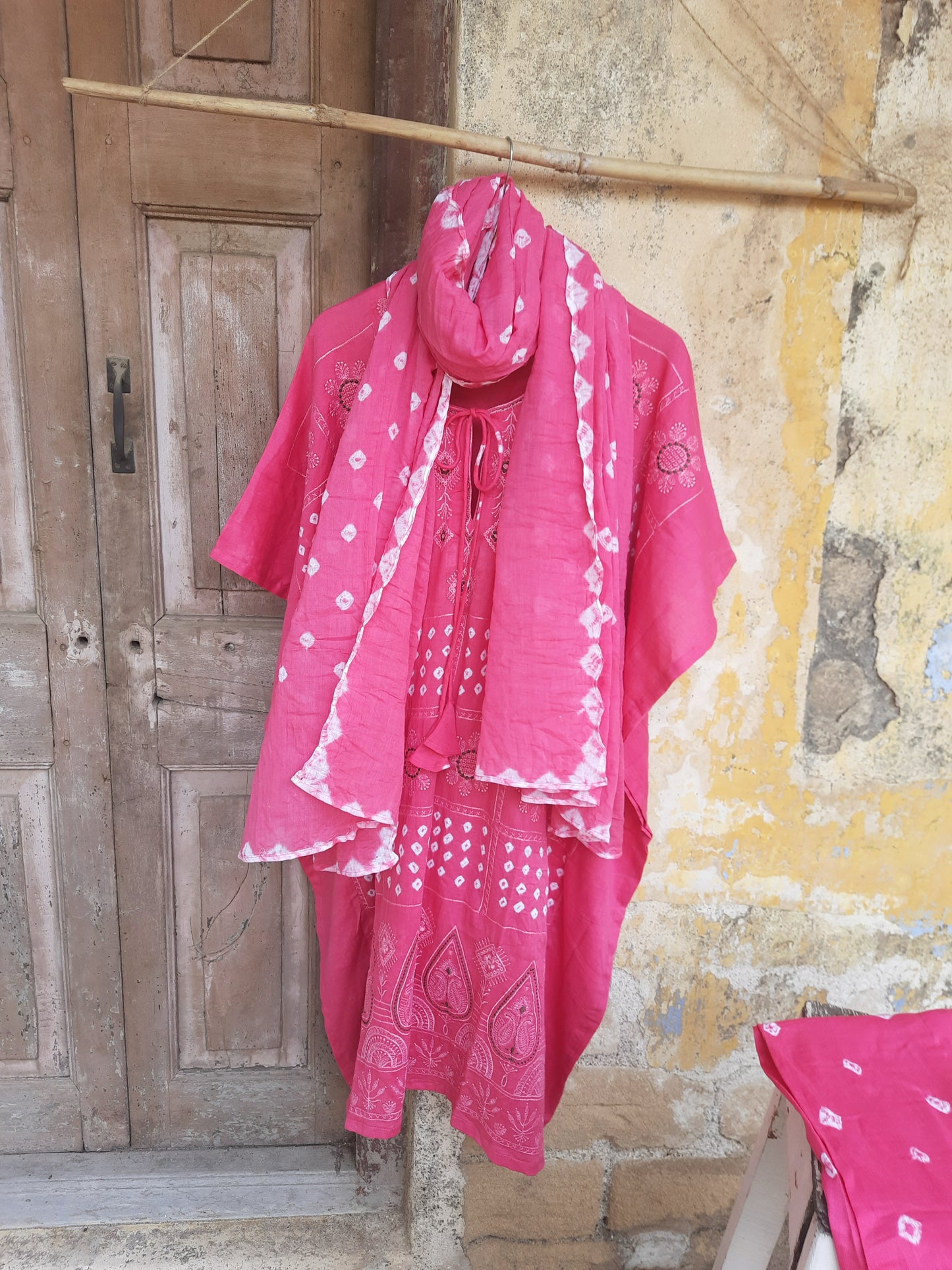 Pink Bandhani embroidered three-piece set with kaftan, elasticated pants & dupatta in cotton satin by Turquoisethestore.