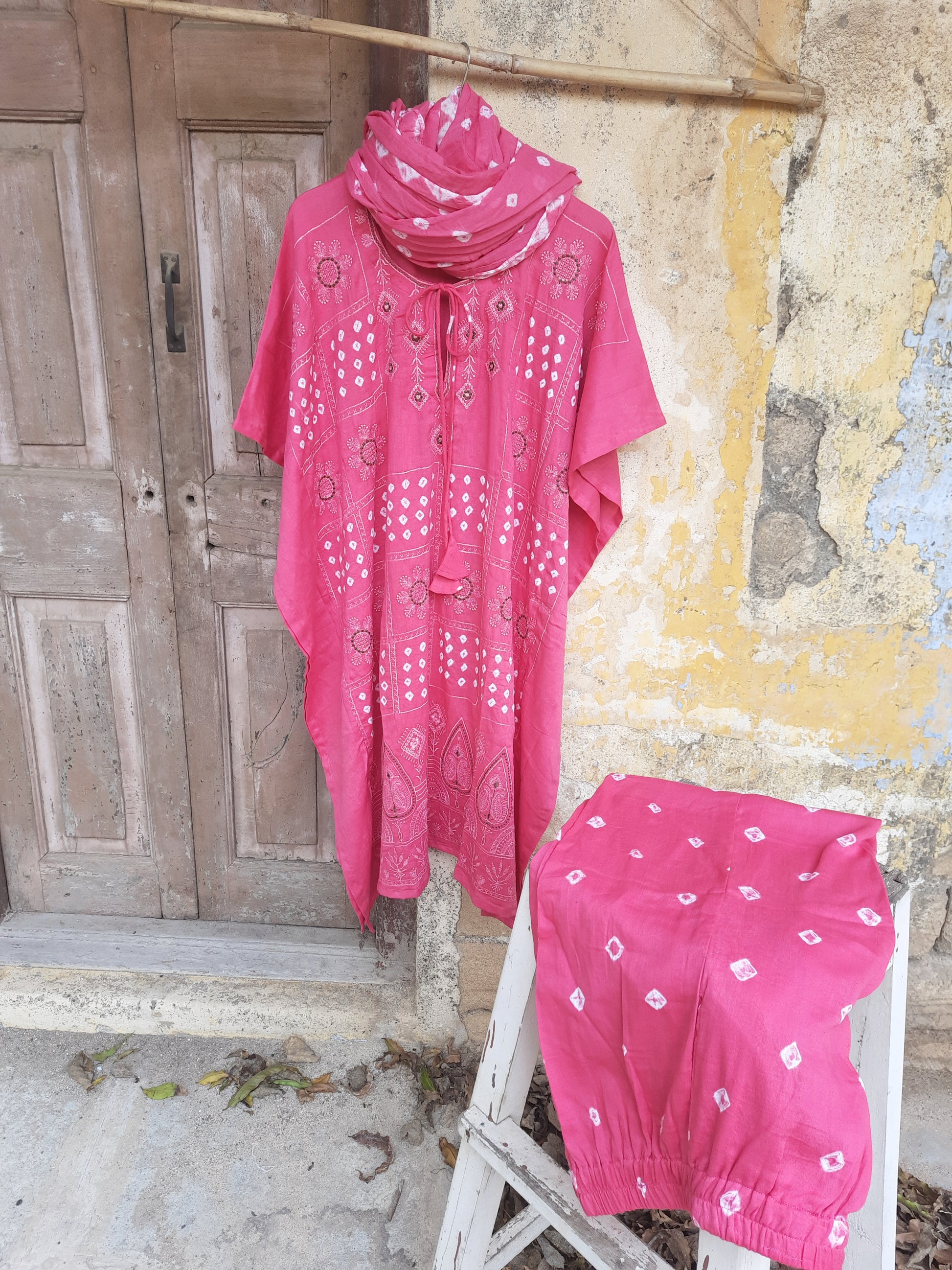 Pink Bandhani embroidered three-piece set with kaftan, elasticated pants & dupatta in cotton satin by Turquoisethestore.