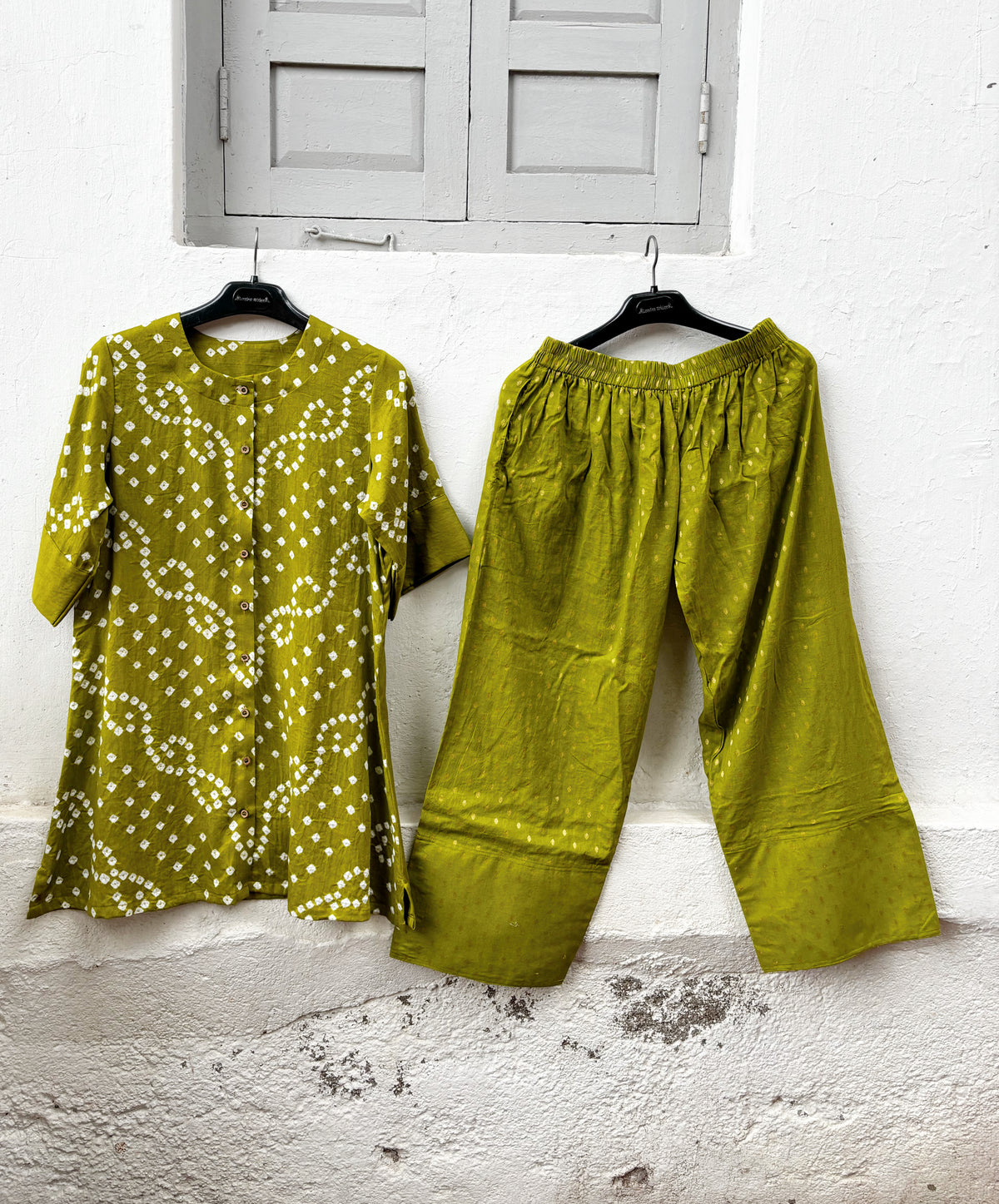 Hariyali olive green cotton Bandhani shirt with jacquard cotton Farshi pants and dupatta
